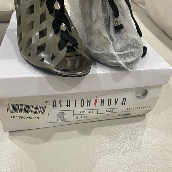 ⬇️PRICE⬇️ 
Fashion Nova  -  Clear/ Grey Cut out Bootie - size 7.5 - Picture 4 of 10